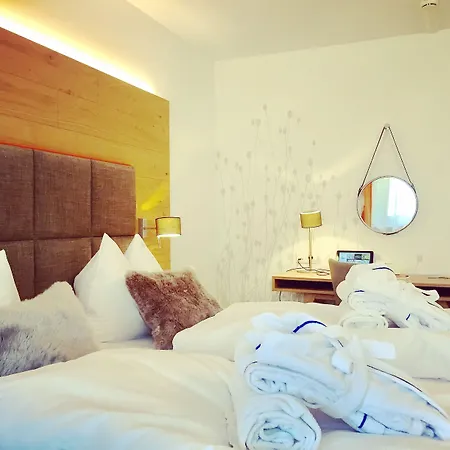 Aunhamer & (adults Only)