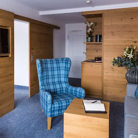 Aunhamer & (adults Only) 4*